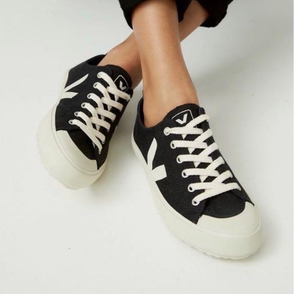Veja Shoes - Like NEW VEJA Watta II Low Top Sneaker